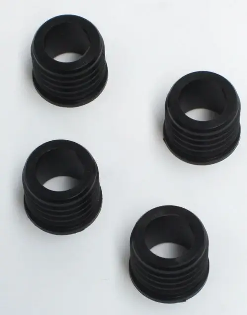 Vier schwarze Lippendichtringe in zylindrischer Form, geeignet für Anwendung mit Daikin Solaris. Sie weisen eine gerillte Oberfläche auf und haben ein hohles Innendesign.